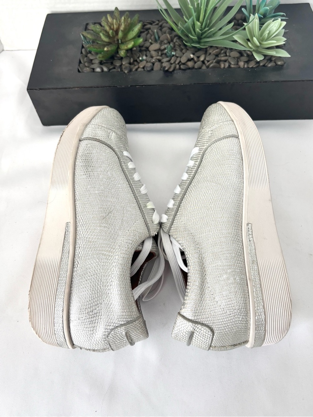 GENTLE SOUL  by Kenneth Cole  platform with silver lace up leather sneakers SZ 7 - Picture 9 of 10